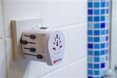 SKROSS cestovný adaptér PRO - World & USB, univerzálny, uzemnený, USB-A 12W
