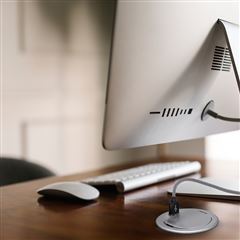 Solight USB vstavaná zásuvka s viečkom, 1 zásuvka, plast, dĺžka 1,5m, 3x 1mm2, USB 2100mA, strieborná