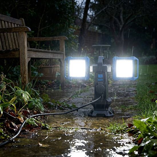 Solight duálny prenosný LED reflektor so zásuvkou, 2x30W, 5400lm, 4000K, kábel so zástrčkou, IP54