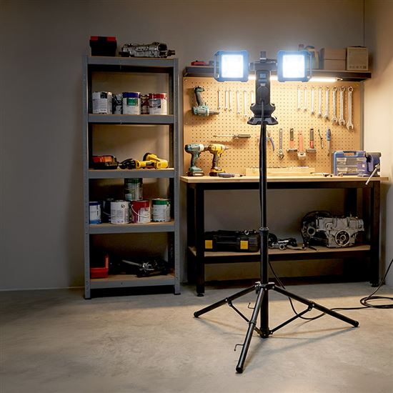 Solight duálny teleskopický prenosný LED reflektor so zásuvkou, 2x30W, 5400lm, 4000K, 62-152cm, IP54