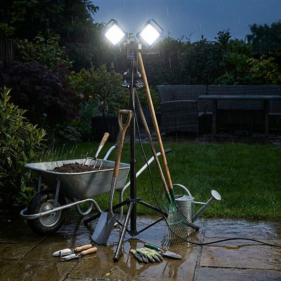 Solight duálny teleskopický prenosný LED reflektor so zásuvkou, 2x30W, 5400lm, 4000K, 62-152cm, IP54